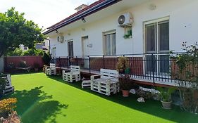 Casa con ampio giardino e patio